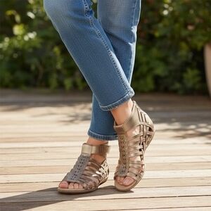 Earth Camellia Marconi Platinum Metallic Leather Gladiator Sandals 8M